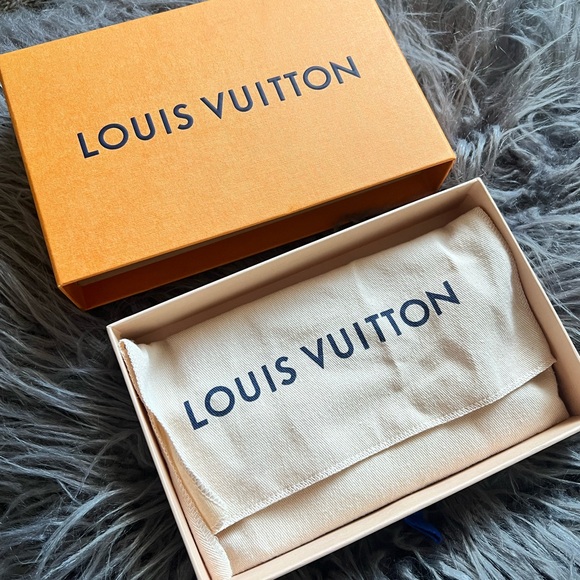 Louis Vuitton Coin Card Holder Wallet
Neon Yellow - Picture 15 of 16
